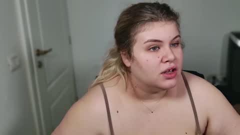 Snapshot of love_wiggy18 chatting on 12, 11, 2025 Ally online show from 12, 11, 2025