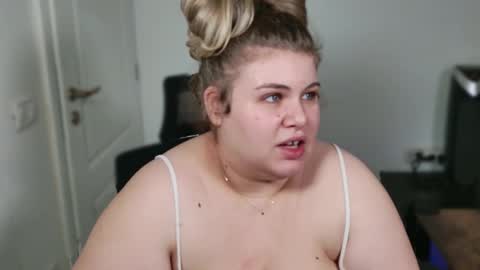 Snapshot of love_wiggy18 chatting on 24, 11, 2025 Ally online show from 24, 11, 2025