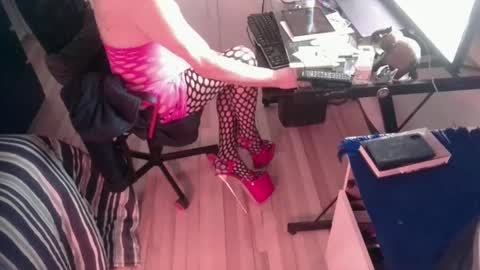 lovehigheels2 online show from 25, 1, 2025