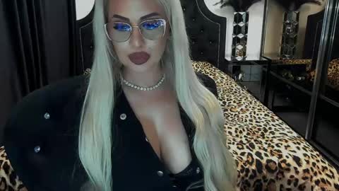 Snapshot of lovelyblondyxxx chatting on 22, 4, 2026 PrAllinXXXa online show from 22, 4, 2026