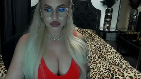 Snapshot of lovelyblondyxxx chatting on 24, 4, 2026 PrAllinXXXa online show from 24, 4, 2026