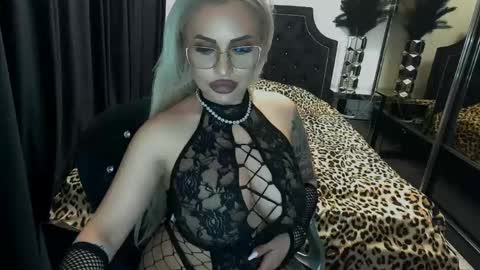 Snapshot of lovelyblondyxxx chatting on 28, 4, 2026 PrAllinXXXa online show from 28, 4, 2026