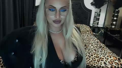 Snapshot of lovelyblondyxxx chatting on 28, 4, 2026 PrAllinXXXa online show from 28, 4, 2026