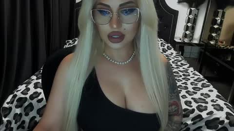 Snapshot of lovelyblondyxxx chatting on 5, 5, 2026 PrAllinXXXa online show from 5, 5, 2026