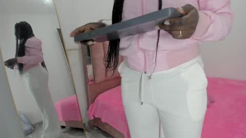 Snapshot of lovequeen02 chatting on 22, 1, 2025 L O V E online show from 22, 1, 2025