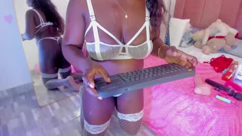 Snapshot of lovequeen02 chatting on 15, 2, 2025 L O V E online show from 15, 2, 2025
