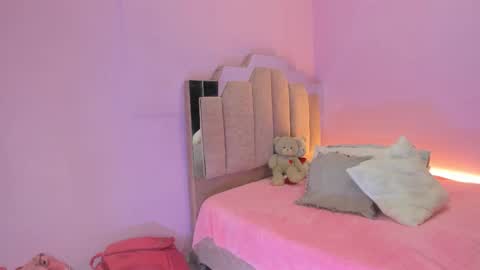 Snapshot of lovequeen02 chatting on 16, 9, 2025 L O V E online show from 16, 9, 2025