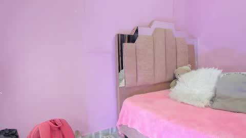 Snapshot of lovequeen02 chatting on 17, 9, 2025 L O V E online show from 17, 9, 2025