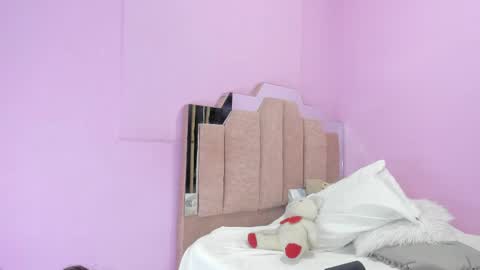 Snapshot of lovequeen02 chatting on 18, 9, 2025 L O V E online show from 18, 9, 2025