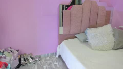 Snapshot of lovequeen02 chatting on 23, 9, 2025 L O V E online show from 23, 9, 2025