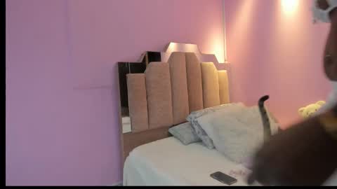 Snapshot of lovequeen02 chatting on 25, 9, 2025 L O V E online show from 25, 9, 2025