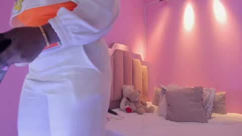 Snapshot of lovequeen02 chatting on 1, 10, 2025 L O V E online show from 1, 10, 2025