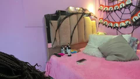 Snapshot of lovequeen02 chatting on 19, 10, 2025 L O V E online show from 19, 10, 2025