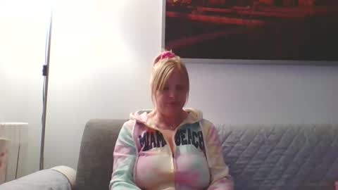 Snapshot of lovestar544963 chatting on 9, 10, 2025 Marlyn online show from 9, 10, 2025