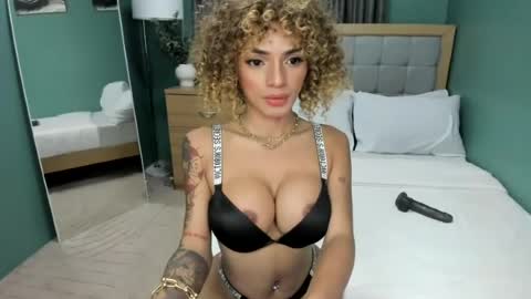 Snapshot of lowla_19 chatting on 25, 7, 2026 Candice online show from 25, 7, 2026