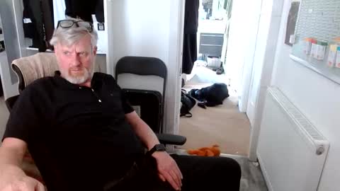 lowrylowry1 online show from 27, 4, 2026