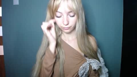 Snapshot of luciacam20 chatting on 25, 9, 2025 Lucy online show from 25, 9, 2025