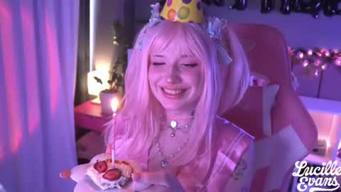 Snapshot of lucille_evans chatting on 30, 7, 2026 Lucy UwU online show from 30, 7, 2026