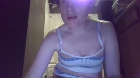 Snapshot of luckmoneylove1012 chatting on 16, 12, 2024 prettybaby1012 online show from 16, 12, 2024