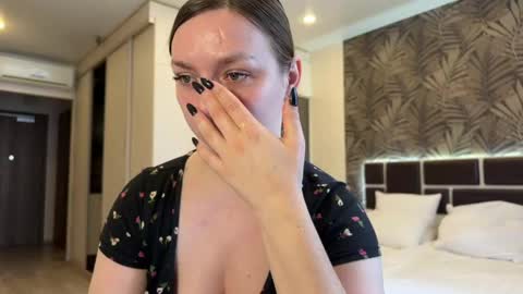 lucky_foryou_baby online show from 12, 4, 2026