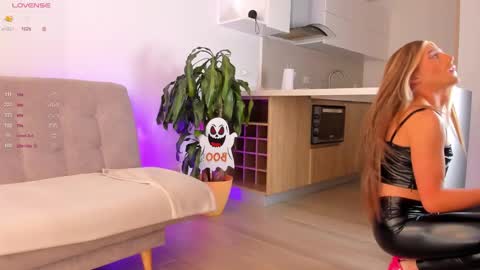 Snapshot of lucy__77 chatting on 22, 10, 2025 Hello my name is Lucy nice to meet you thumb up is important for me kisses online show from 22, 10, 2025