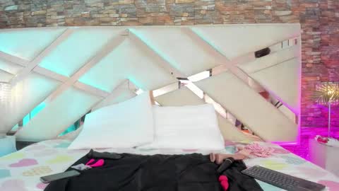 lucy_davies_ online show from 23, 3, 2026