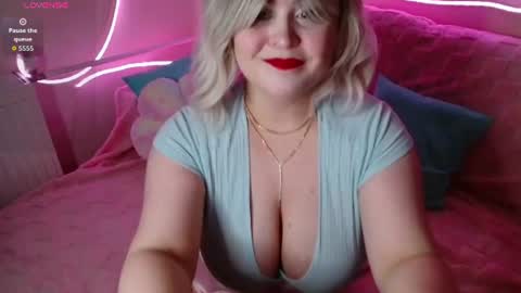 Snapshot of lulovia chatting on 4, 7, 2026 lulovia online show from 4, 7, 2026