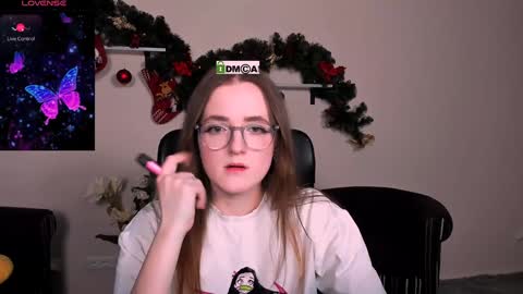 luna_berryy online show from 3, 1, 2025