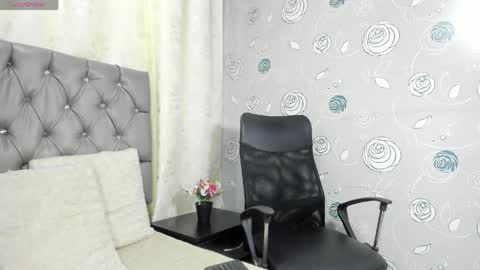 Luna Eva online show from 8, 4, 2026