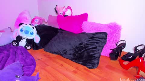 Snapshot of luna_luuvz chatting on 5, 3, 2025 Luna Luuvz online show from 5, 3, 2025