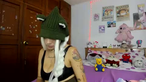 Snapshot of lunacristal_moon chatting on 12, 10, 2025 lunacristal_moon online show from 12, 10, 2025