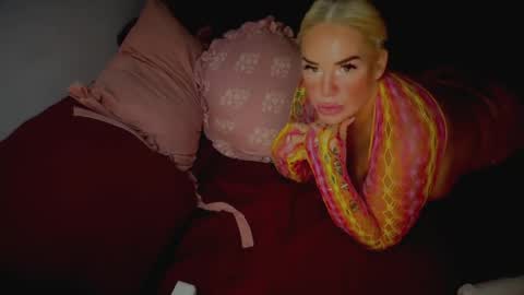 Snapshot of lunadaddysgirl chatting on 14, 4, 2026 Luna Daddys Girl online show from 14, 4, 2026