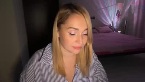 Snapshot of lunali_ chatting on 28, 10, 2025 Lana online show from 28, 10, 2025