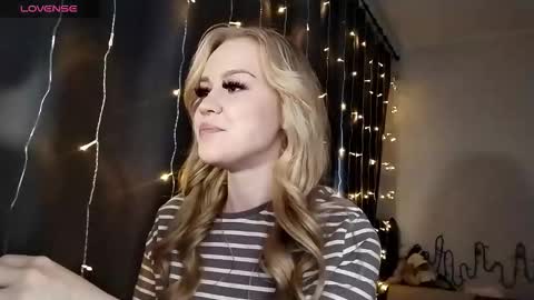 Snapshot of lunapeony chatting on 16, 12, 2025 lunapeony online show from 16, 12, 2025