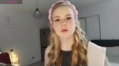 Snapshot of lunapeony chatting on 19, 12, 2025 lunapeony online show from 19, 12, 2025