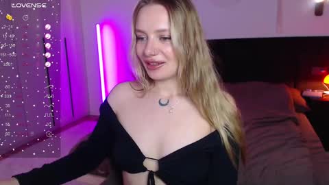 LunaticaBae online show from 1, 3, 2025