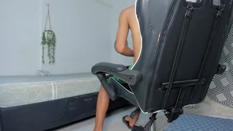 Snapshot of lunay_bigcock420 chatting on 25, 11, 2025 lunay_bigcock420 online show from 25, 11, 2025