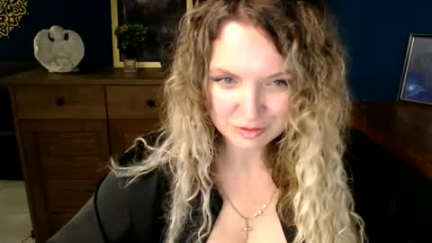 Snapshot of luxdonna chatting on 6, 6, 2026 Donna online show from 6, 6, 2026