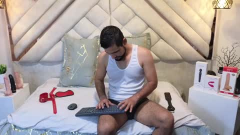 Snapshot of luxurycoupl chatting on 5, 2, 2025 Lesly And Arnold online show from 5, 2, 2025