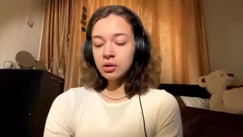 Snapshot of lylajanick chatting on 8, 10, 2025 Viola online show from 8, 10, 2025