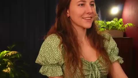 Snapshot of lynn_feline chatting on 28, 10, 2025 Lynn online show from 28, 10, 2025