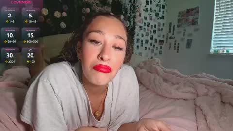 Snapshot of lyracovee chatting on 27, 6, 2026 Lyra online show from 27, 6, 2026