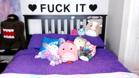 Mackenzie Wolfe online show from 29, 9, 2025