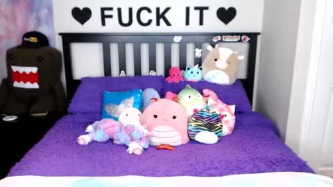 Mackenzie Wolfe online show from 1, 10, 2025