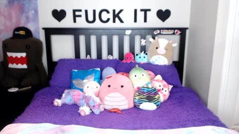 Mackenzie Wolfe online show from 24, 10, 2025