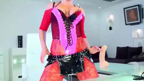 Snapshot of madamexxx777 chatting on 28, 11, 2025 MadameXXX777 online show from 28, 11, 2025