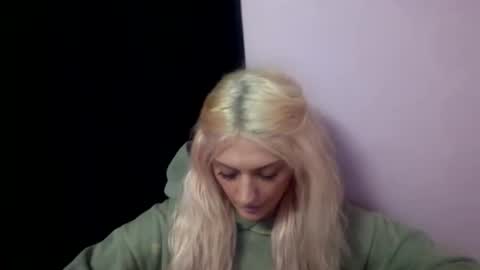 Snapshot of madelinevalentine chatting on 30, 11, 2025 madeline online show from 30, 11, 2025