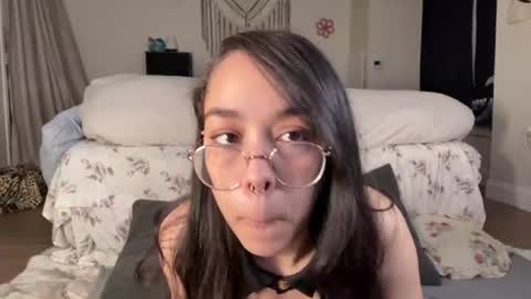 Snapshot of maemariposa chatting on 18, 6, 2026 Mae Mariposa online show from 18, 6, 2026
