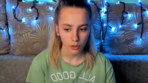 Snapshot of maggiecake chatting on 14, 12, 2025 Maggie online show from 14, 12, 2025