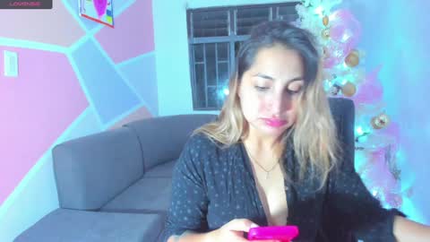 Snapshot of maiaconnor chatting on 7, 1, 2025 online show from 7, 1, 2025